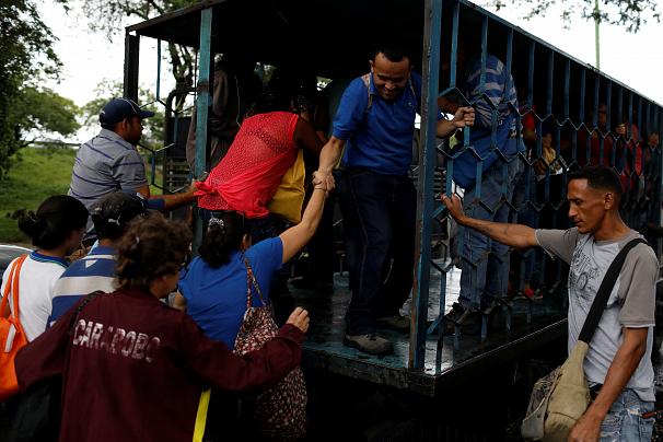 مردم در ونزوئلا در نبود وسایل نقلیه عمومی از هر وسیله‌ای برای جابجایی استفاده می‌کنند. عکس از رویترز