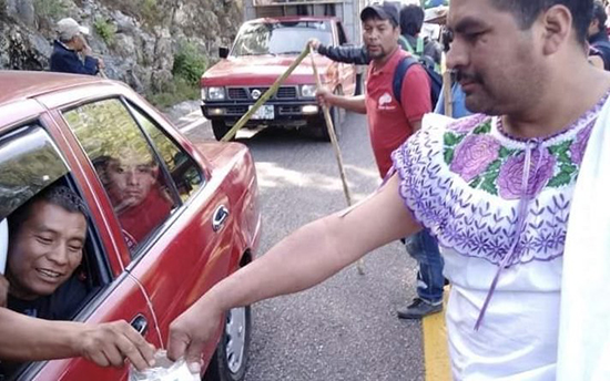 مکزیکی‌ها شهردارشان را با لباس زنانه در شهر چرخاندند!