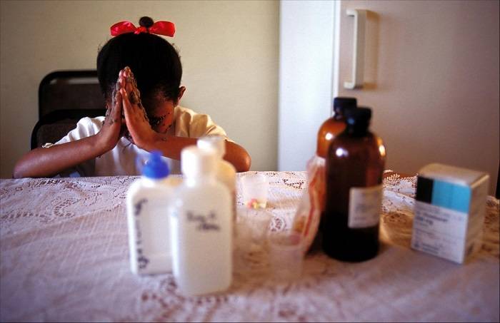 دختر مبتلا به HIV در حال دعا