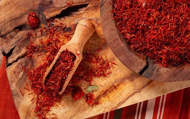 زعفران چگونه طعم واقعی خود را نشان می‌دهد؟ راهنمای انتخاب، دم‌کردن و استفاده در غذا
